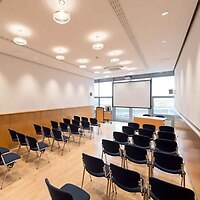 Raum 9 mit Stühlen