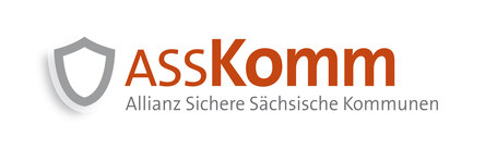 weißer Untergrund mit orangener Schrift Asskomm