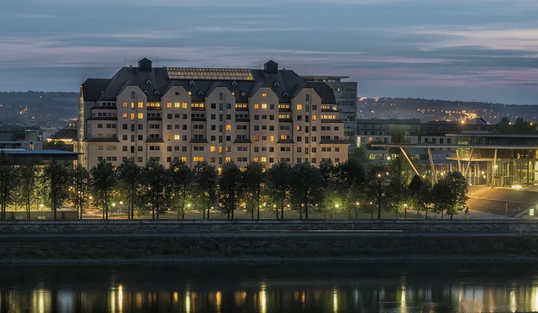Außenansicht vom Maritim Hotel Dresden bei Nacht