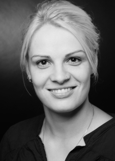 Das Bild zeigt ein Porträt in schwarz weiß von Ulrike Geisler