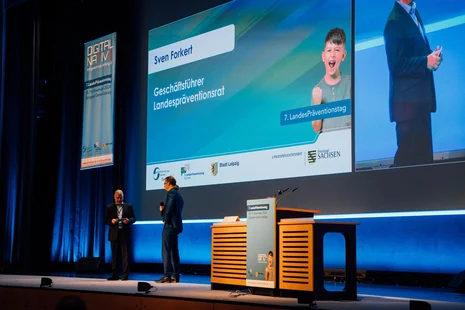 Thomas Lopau und Sven Forkert zur Eröffnung auf der Bühne