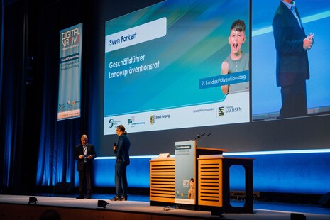 Thomas Lopau und Sven Forkert zur Eröffnung auf der Bühne