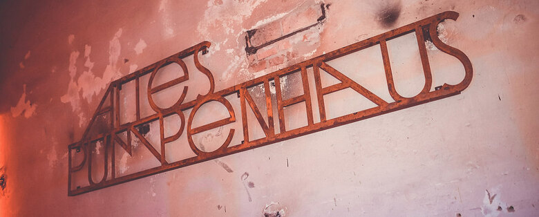 Schriftzug mit Rostplatten Altes Pumpenhaus