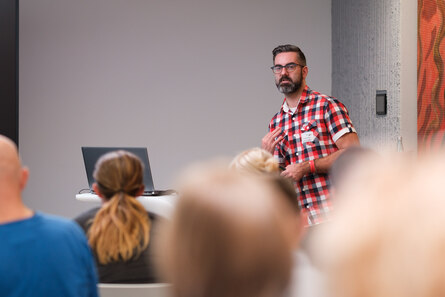 Foto von Michael Wilde beim Vortrag am LPT6