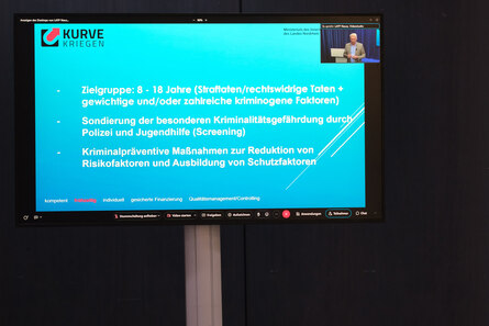 Bild zeigt Wolfgang Wendelmann beim Vortrag via Webkonferenz an einem Bildschirm während des LPT6