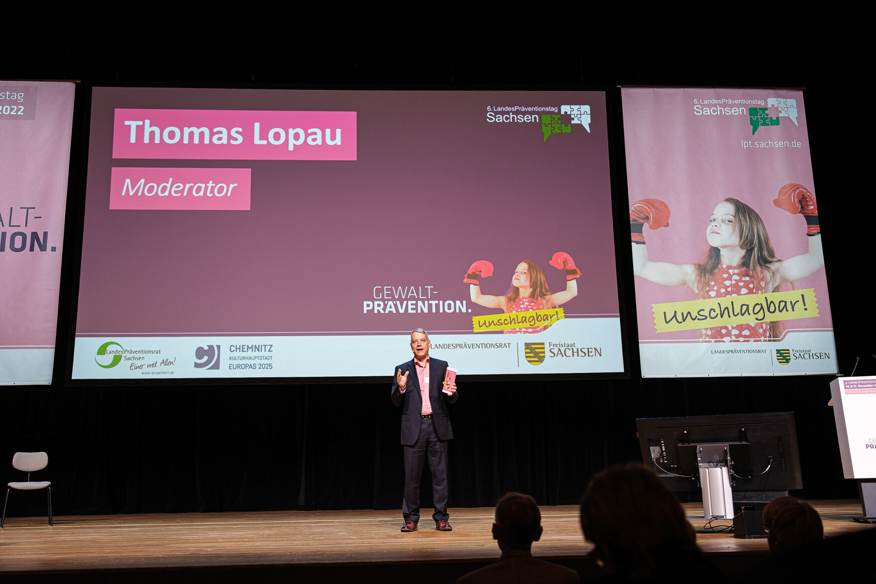 Bild zeigt Thomas Lopau auf der Bühne beim Moderieren beim LPT6