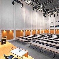 Saal 2 mit Bühne und Bestuhlung